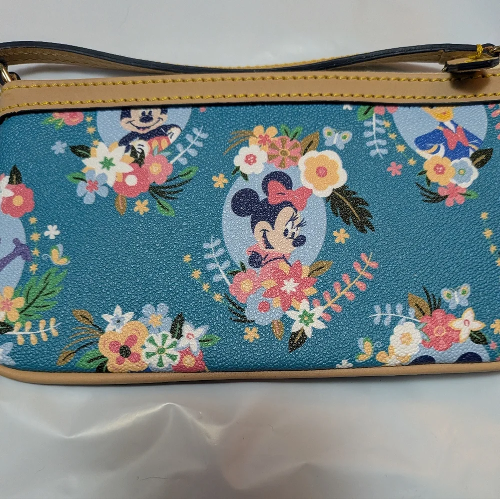 Disney Dooney & Bourke Epcot Flower and Garden 2016 Festival Wristlet.  - Picture 6 of 10